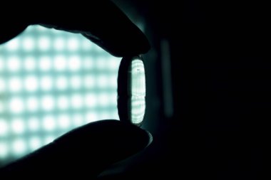 Bir kadın tarafından düzenlenen yağı kapsül