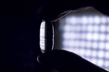 Bir kadın tarafından düzenlenen yağı kapsül