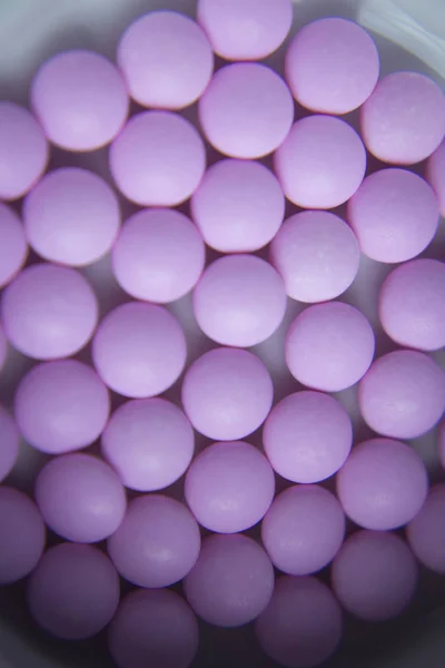 Розовые таблетки для лечения гипертиреоза — стоковое фото