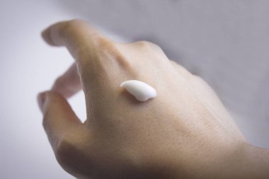 Kendi kendine masaj kadının elleri