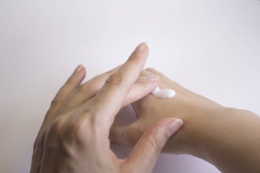 Kendi kendine masaj kadının elleri