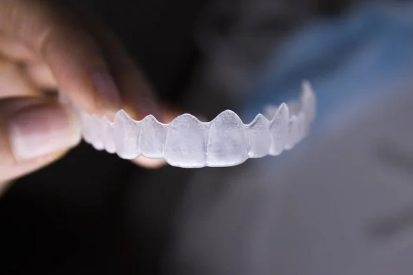 Mulher segurando ortodontia dental invisível — Fotografia de Stock