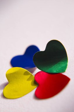 Kırmızı, mavi, yeşil ve altın parlak kupa