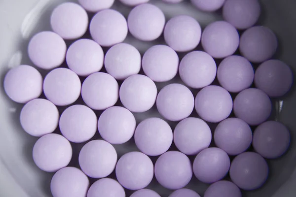 Pillole rosa per trattare l'ipertiroidismo in bianco e nero — Foto Stock