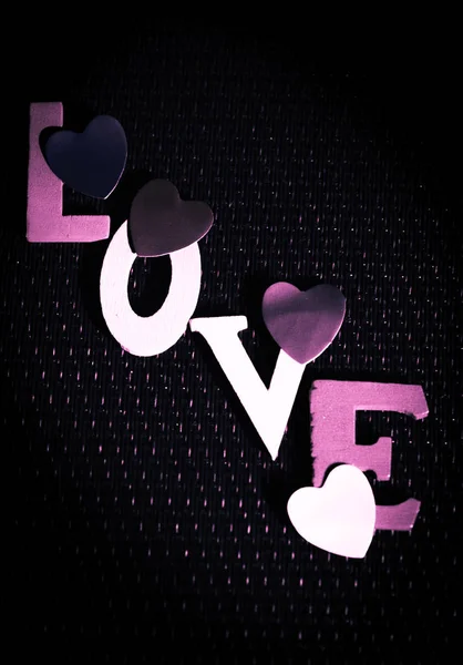 Kärlek skrivet med färgglada bokstäver — Stockfoto