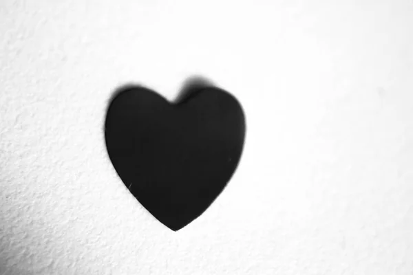 Siyah kalp üzerinde beyaz blackground izole — Stok fotoğraf