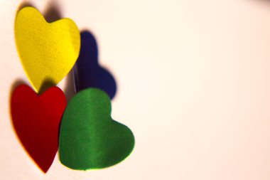 Kırmızı, mavi, yeşil ve altın parlak kupa