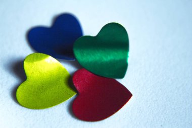 Kırmızı, mavi, yeşil ve altın parlak kupa 