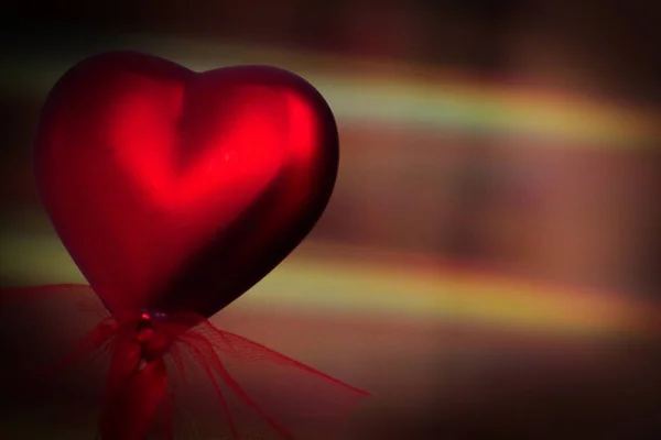 Rött hjärta på defocoused bakgrund — Stockfoto