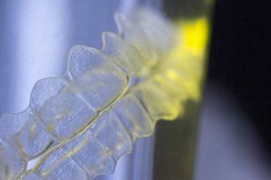 Görünmez diş Ortodonti temizlik kaplı