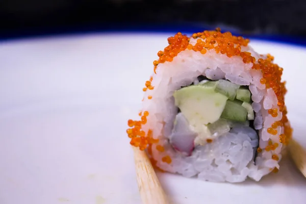 Alimentos crus prontos para comer sushi — Fotografia de Stock