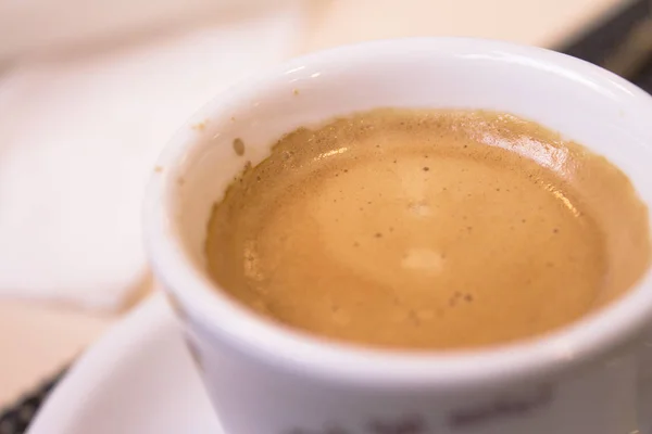 Tasse Kaffee mit weißem Schaum — Stockfoto