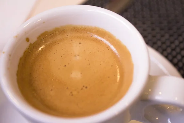 Tasse Kaffee mit weißem Schaum — Stockfoto