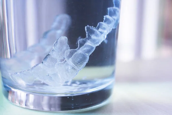 Ortodontia dentária invisível alinhada limpeza — Fotografia de Stock