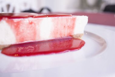 peynirli kek çilek şurubu ile