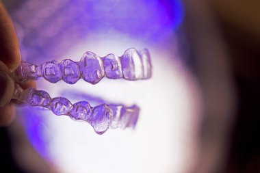 Renkli arka plan üzerinde görünmez diş Ortodonti