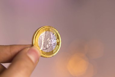 Bir kadının parmakları arasında çikolata Sahte euro