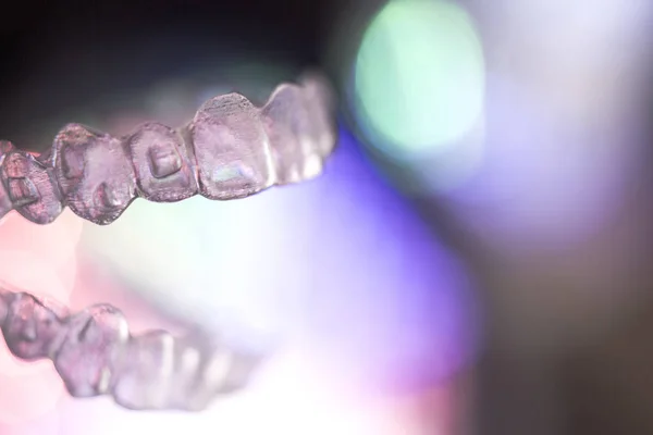 色付きの背景で目に見えない歯科矯正 — ストック写真