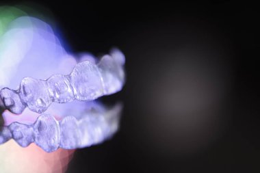 Renkli arka plan üzerinde görünmez diş Ortodonti