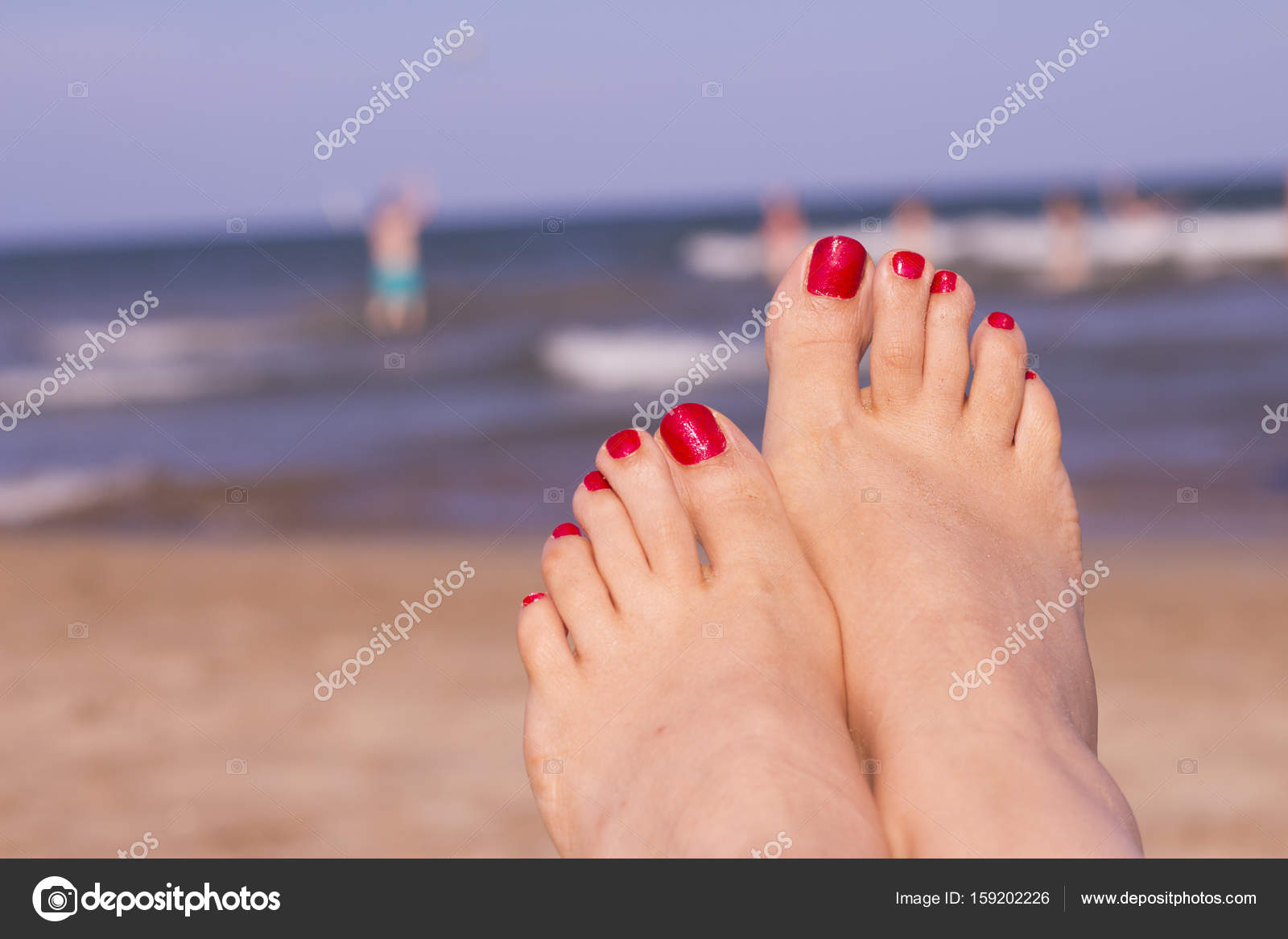 forsendelse Arkitektur modbydeligt Feet of woman with nails painted red on the sand of the sea Stock Photo by  ©GemaIbarra 159202226