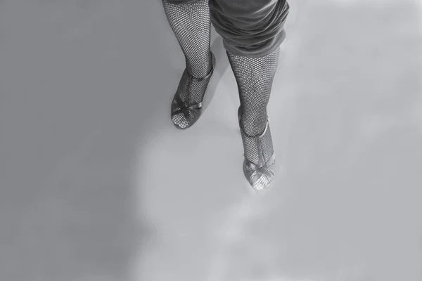 Pies de mujer adulta. Bailarina de salsa — Foto de Stock