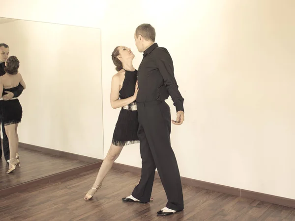 Pareja de bailarines bailando bailes latinos — Foto de Stock