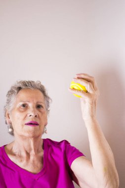 Ellerini bir top ile egzersizleri yapıyor kadın kıdemli