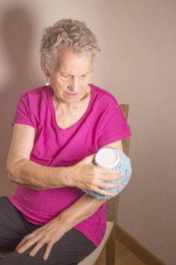 Omuz ve kol ağrısı ile yaşlı kadın