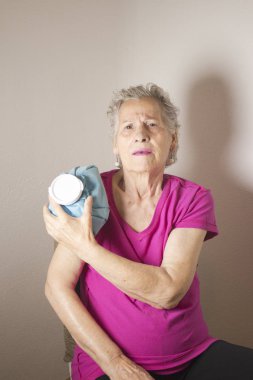 Omuz ve kol ağrısı ile yaşlı kadın