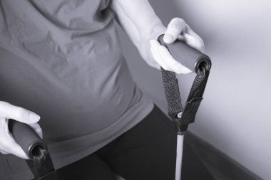 Rehabilitasyon egzersizleri yapıyor kadın kıdemli