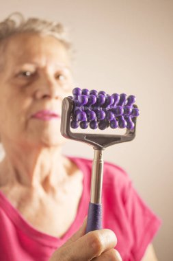 Yaşlı kadın kendini ile küçük masaj masaj