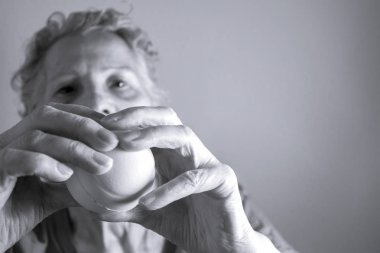 Ellerini bir top ile egzersizleri yapıyor kadın kıdemli