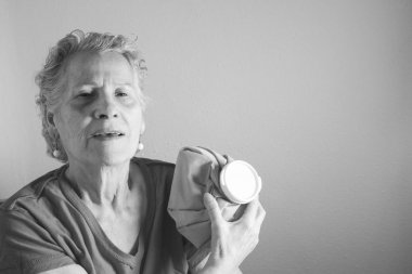 Omuz ve kol ağrısı ile yaşlı kadın