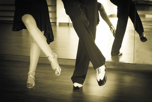Мужские и женские ноги танцуют латинские ритмы и качели — стоковое фото