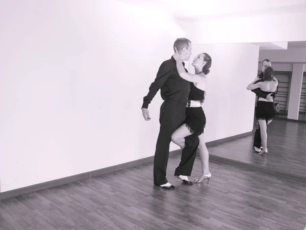 Пара танцоров танцуют латинские танцы — стоковое фото