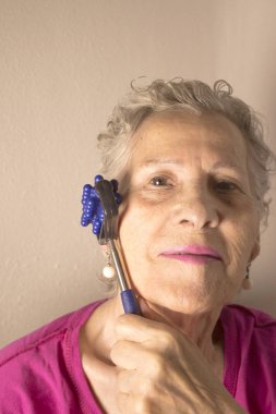 Yaşlı kadın kendini ile küçük masaj masaj