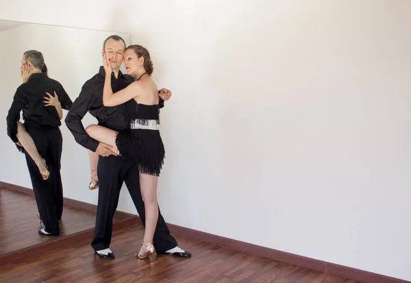 Pareja de bailarines bailando bailes latinos —  Fotos de Stock