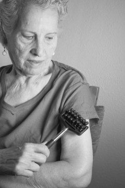 Yaşlı kadın kendini ile küçük masaj masaj