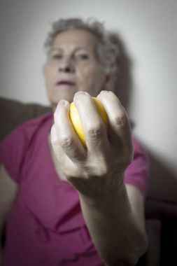 Ellerini bir top ile egzersizleri yapıyor kadın kıdemli