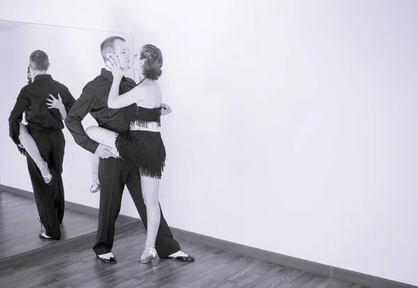 Пара танцоров танцуют латинские танцы — стоковое фото