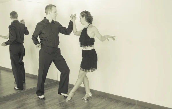 Paar von Tänzern, die lateinamerikanische Tänze tanzen — Stockfoto