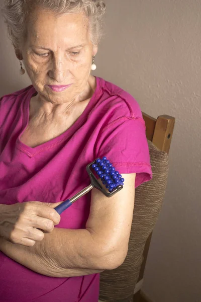 Yaşlı kadın kendini ile küçük masaj masaj