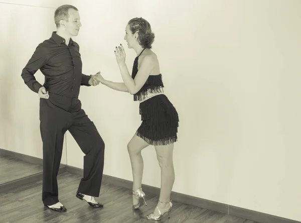 Ζευγάρι χορευτών χορεύουν latin χορούς — Φωτογραφία Αρχείου