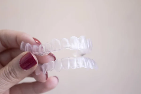 Orthodontie dentaire invisible tenue par une femme — Photo