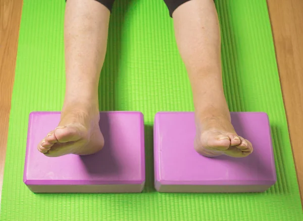 Esercizi di riabilitazione con blocchi di yoga per anziani — Foto Stock