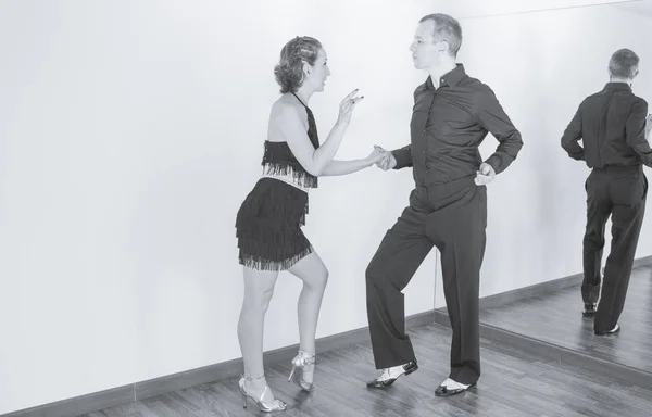 Paar von Tänzern, die lateinamerikanische Tänze tanzen — Stockfoto