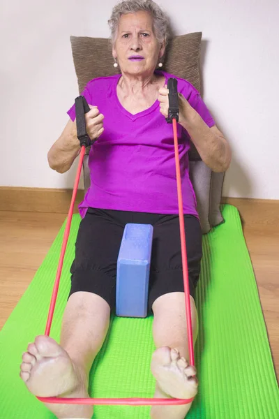 Exercícios de reabilitação para mulheres idosas com faixa elástica — Fotografia de Stock