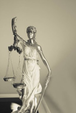 Adalet Themis kadın heykeli sembolü