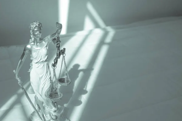 Nő szobor szimbólum az igazságszolgáltatás Themis — Stock Fotó