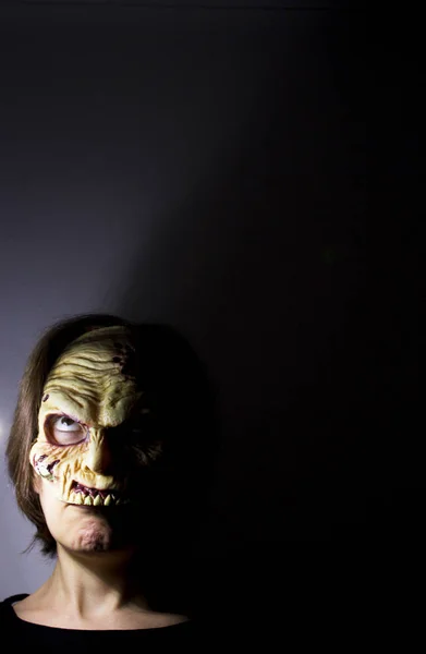 Kobieta zombie z dead living maska — Zdjęcie stockowe